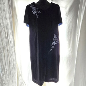 Lovely Embroidered Button Up Dress EUC